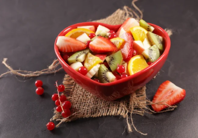 Yaza Özel Yoğurtlu Meyve Salatası Tarifleri